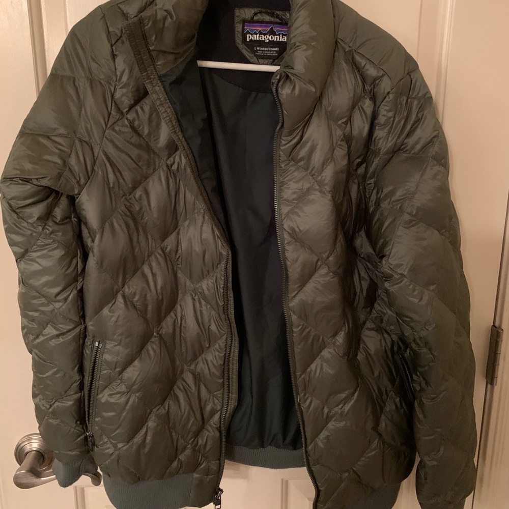 Patagonia women’s large puffer jacket never worn